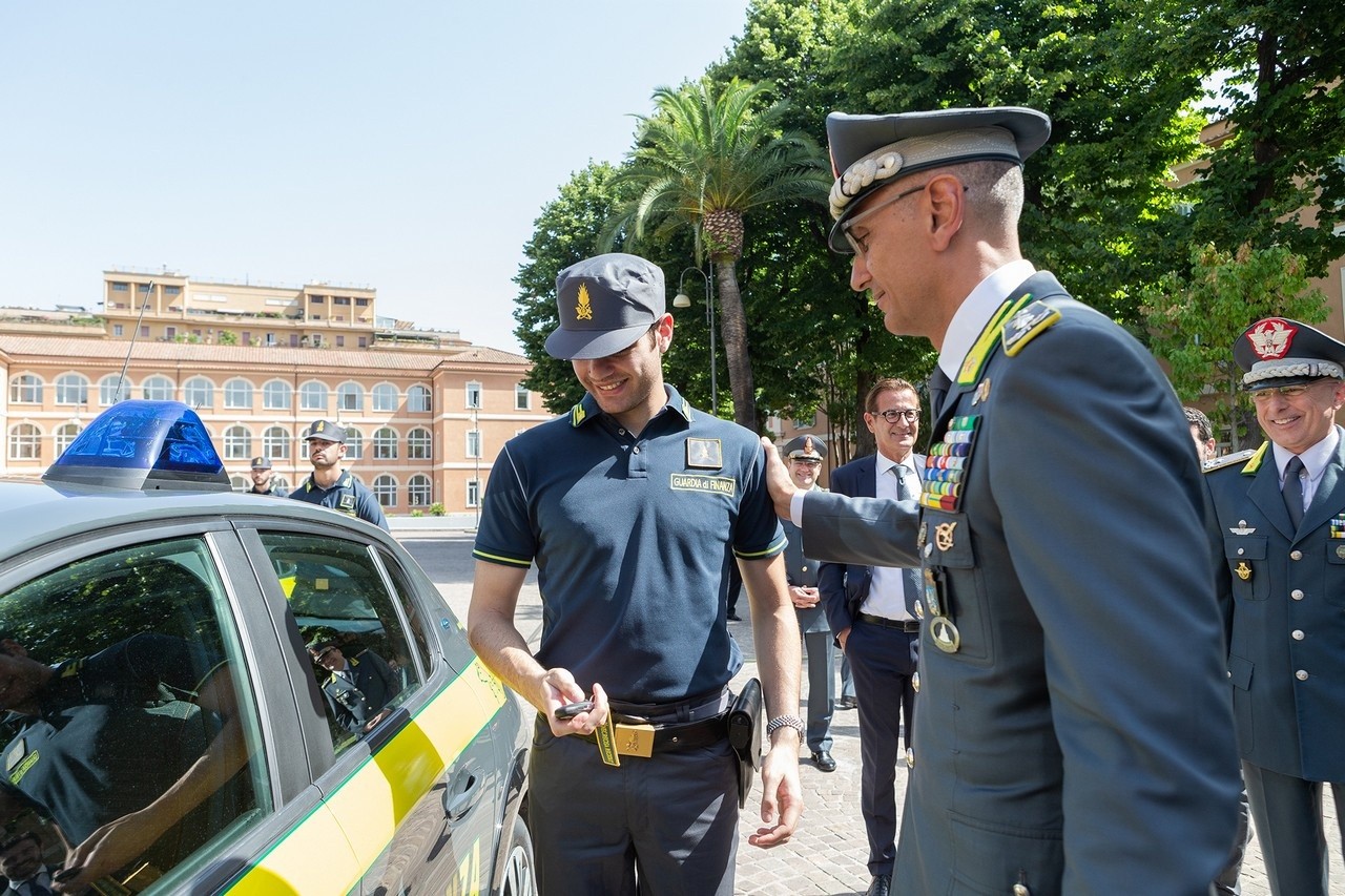 Peugeot e-208 consegnata alla Guardia di Finanza: le immagini