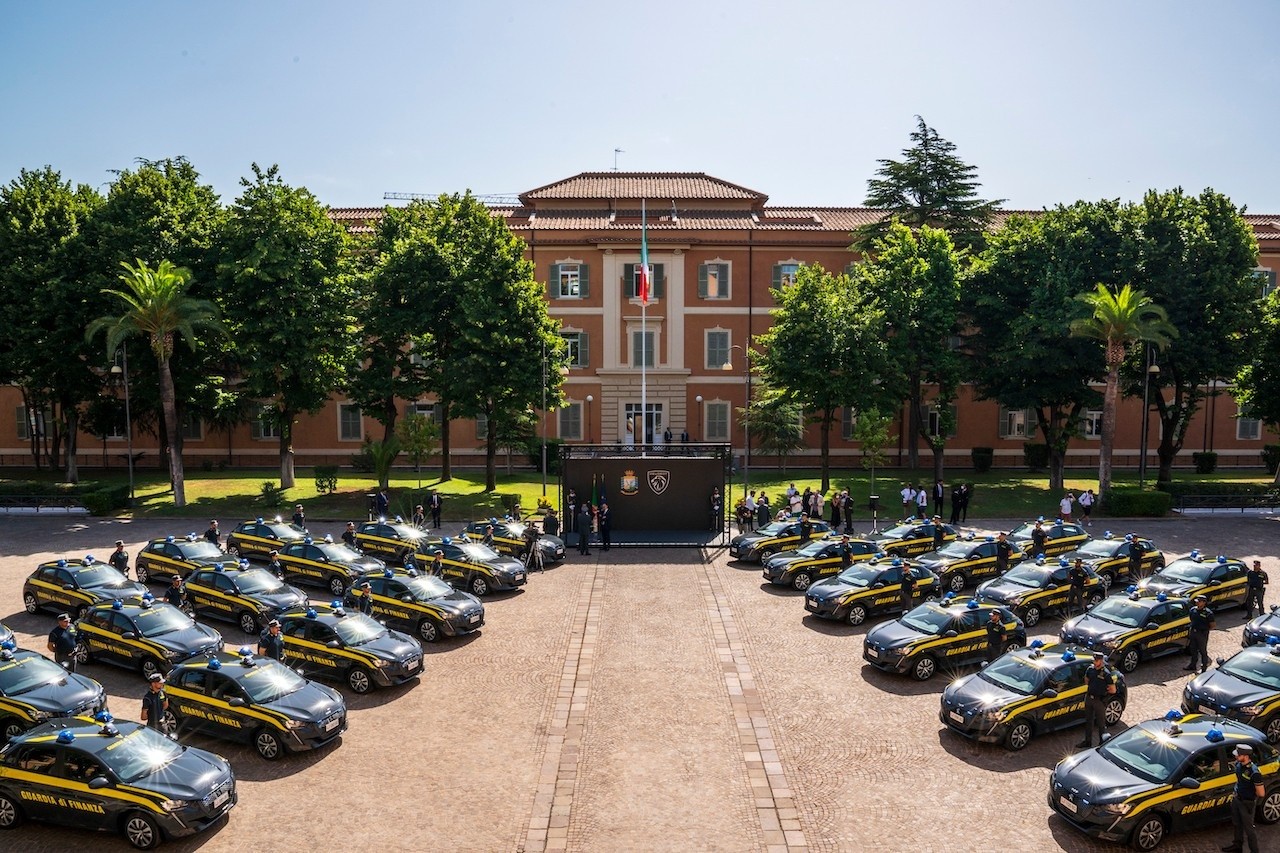 Peugeot e-208 consegnata alla Guardia di Finanza: le immagini