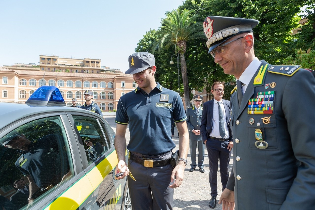 Peugeot e-208 consegnata alla Guardia di Finanza: le immagini