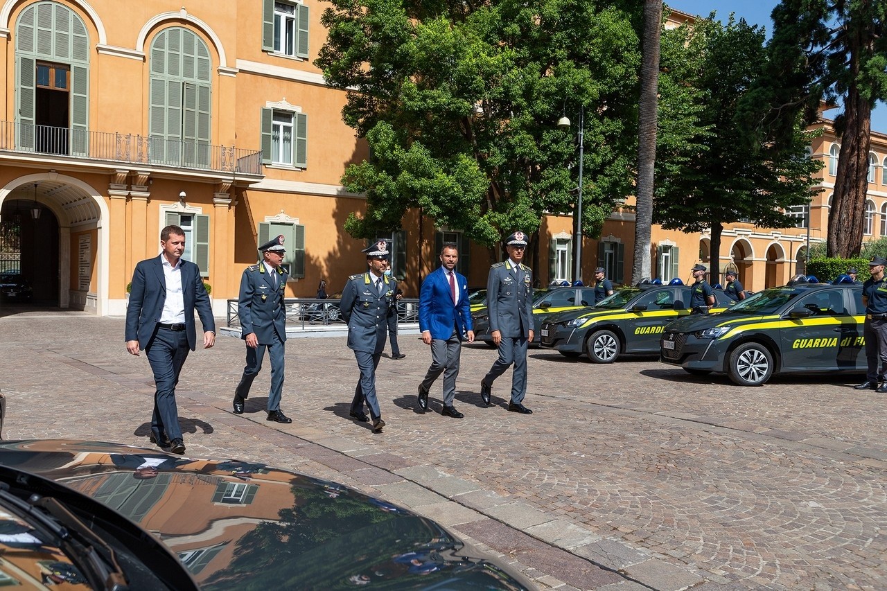 Peugeot e-208 consegnata alla Guardia di Finanza: le immagini