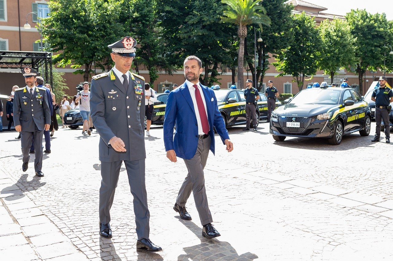 Peugeot e-208 consegnata alla Guardia di Finanza: le immagini