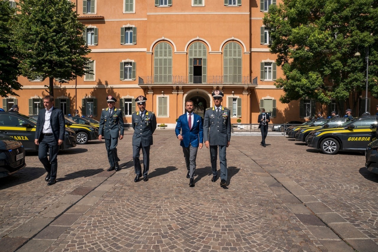 Peugeot e-208 consegnata alla Guardia di Finanza: le immagini