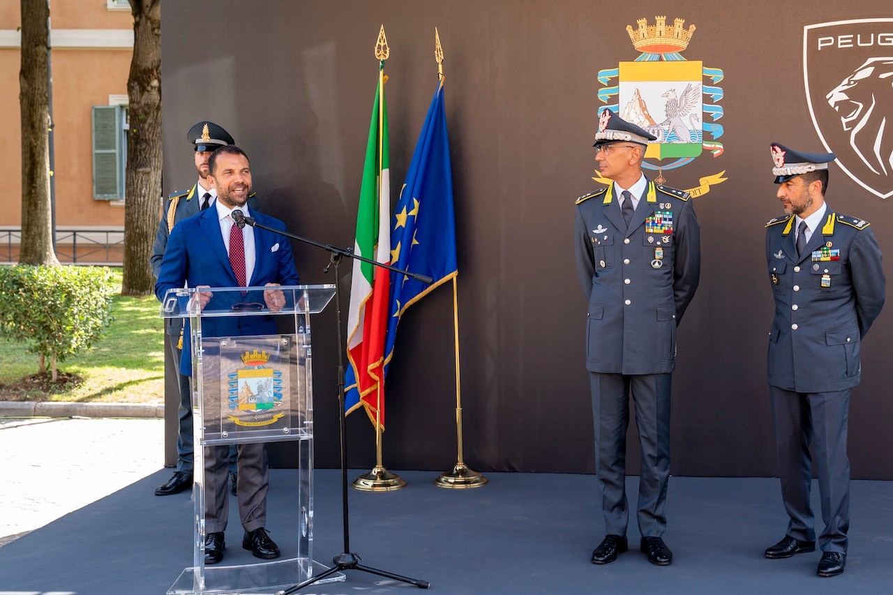 Peugeot e-208 consegnata alla Guardia di Finanza: le immagini