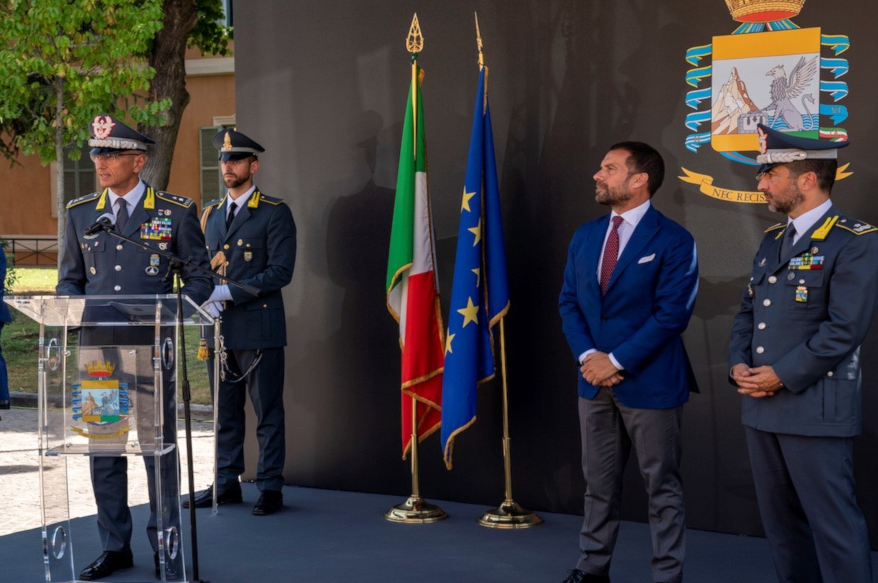 Peugeot e-208 consegnata alla Guardia di Finanza: le immagini