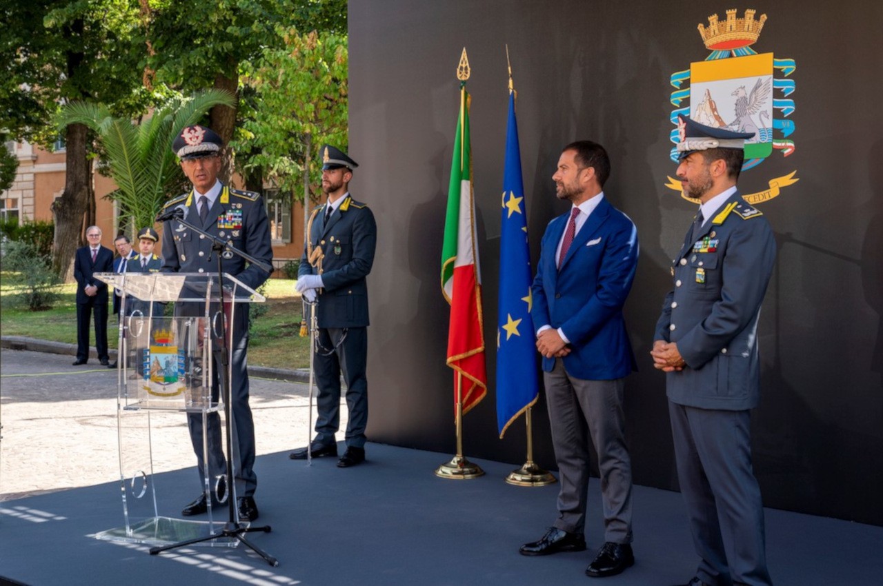 Peugeot e-208 consegnata alla Guardia di Finanza: le immagini