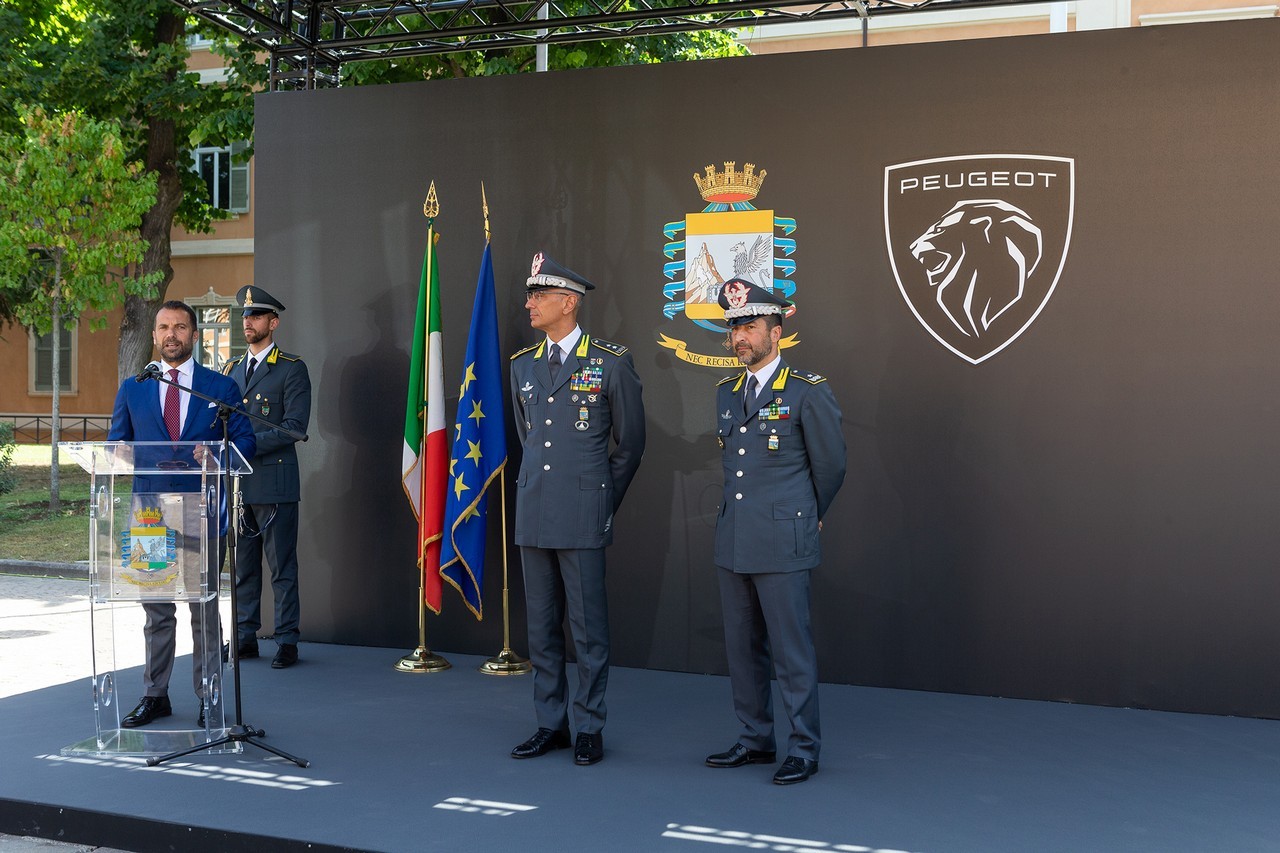 Peugeot e-208 consegnata alla Guardia di Finanza: le immagini