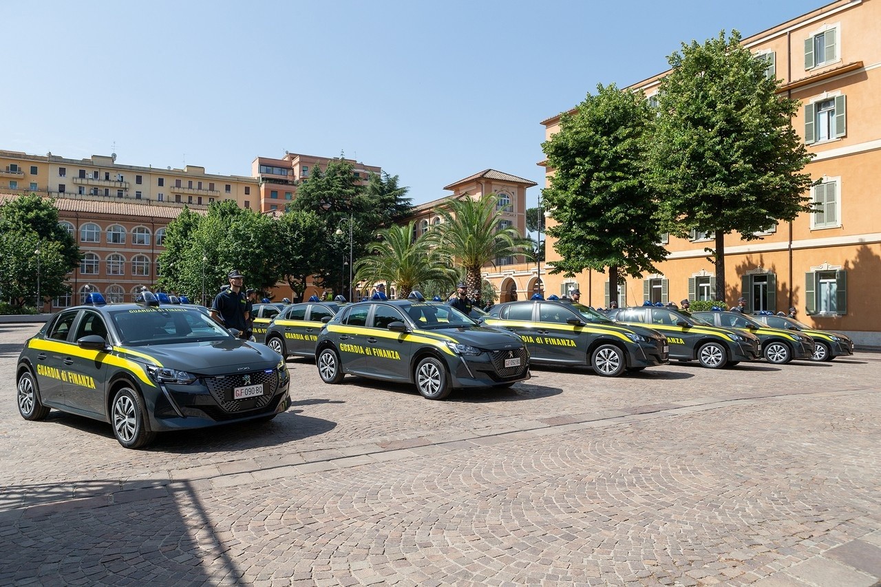 Peugeot e-208 consegnata alla Guardia di Finanza: le immagini