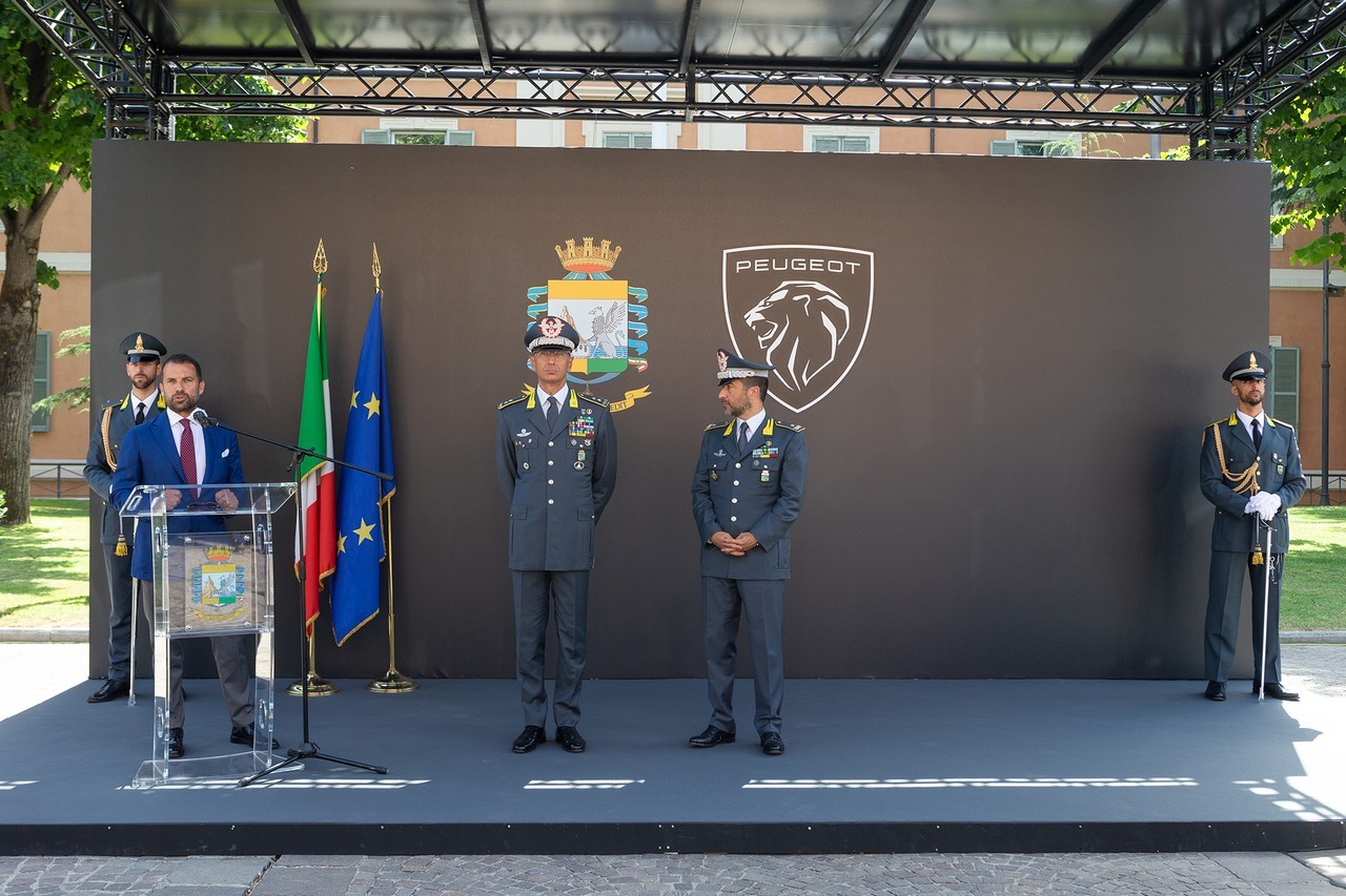 Peugeot e-208 consegnata alla Guardia di Finanza: le immagini