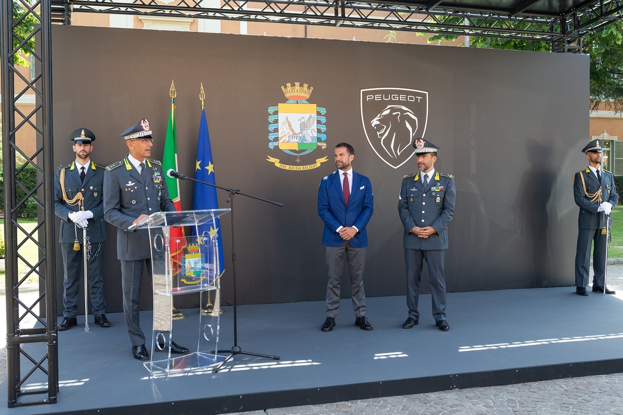 Peugeot e-208 consegnata alla Guardia di Finanza: le immagini