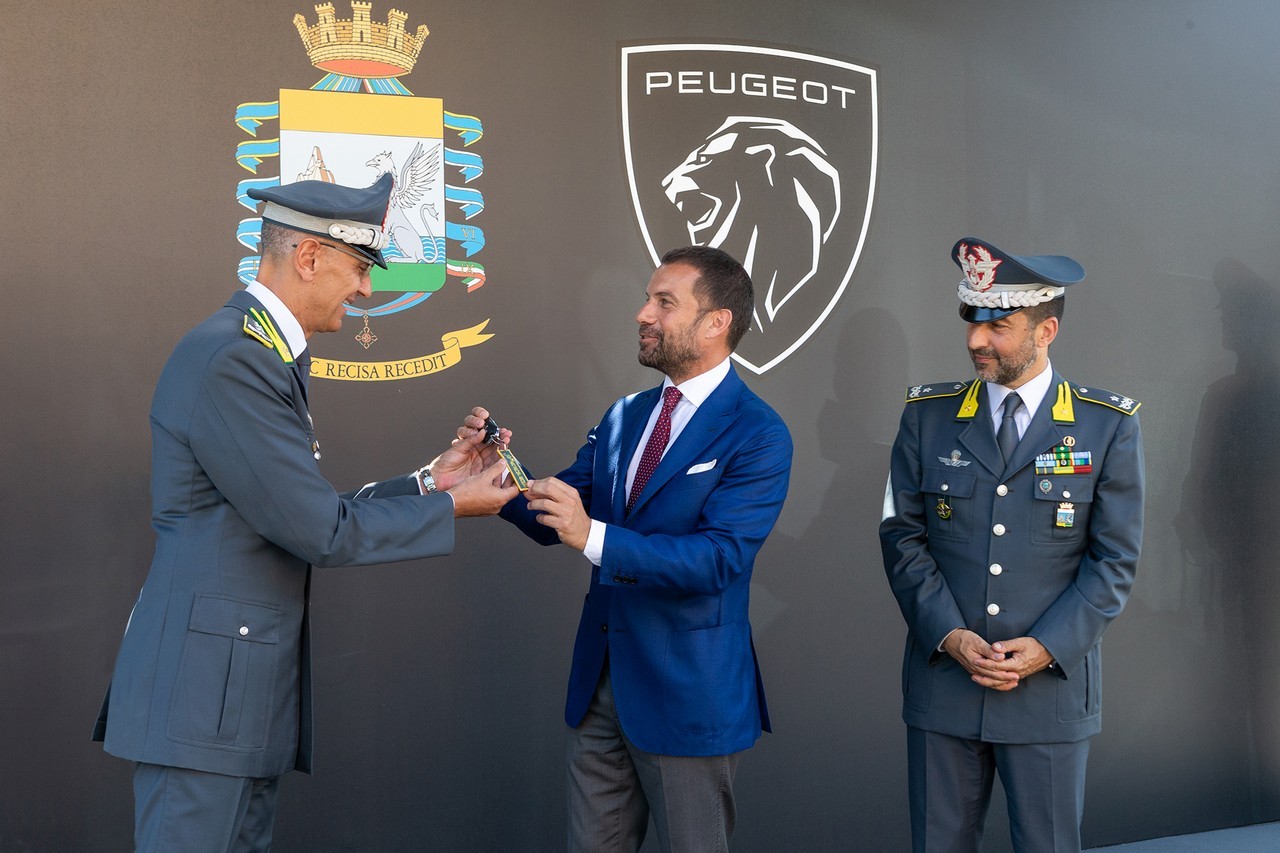 Peugeot e-208 consegnata alla Guardia di Finanza: le immagini