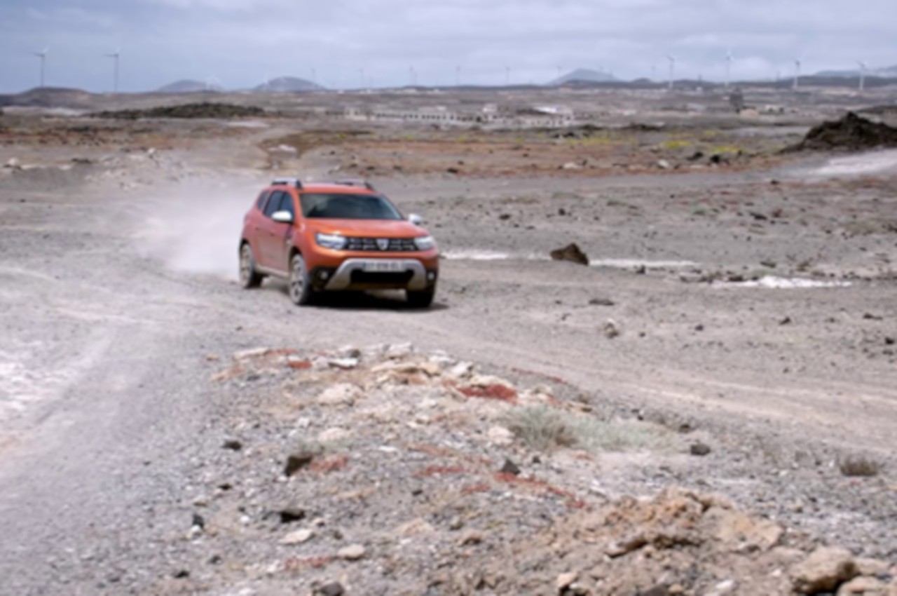 Dacia, nuove plastiche antigraffio sostenibili: immagini ufficiali