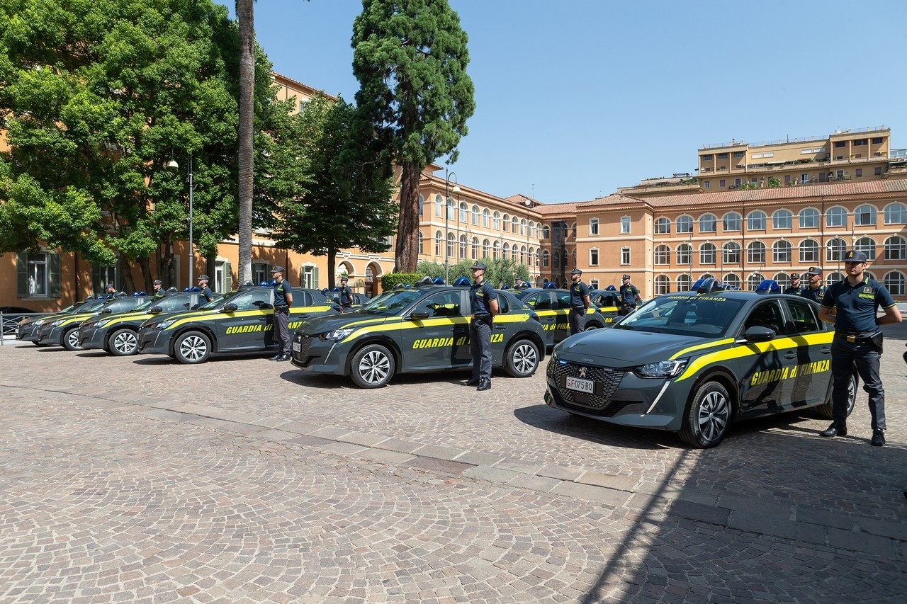 Peugeot e-208 consegnata alla Guardia di Finanza: le immagini