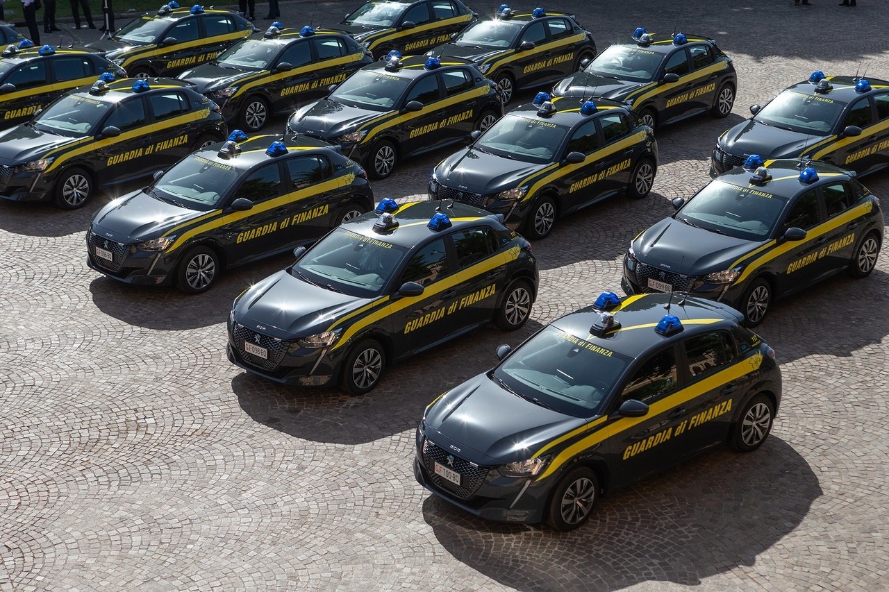 Peugeot e-208 consegnata alla Guardia di Finanza: le immagini