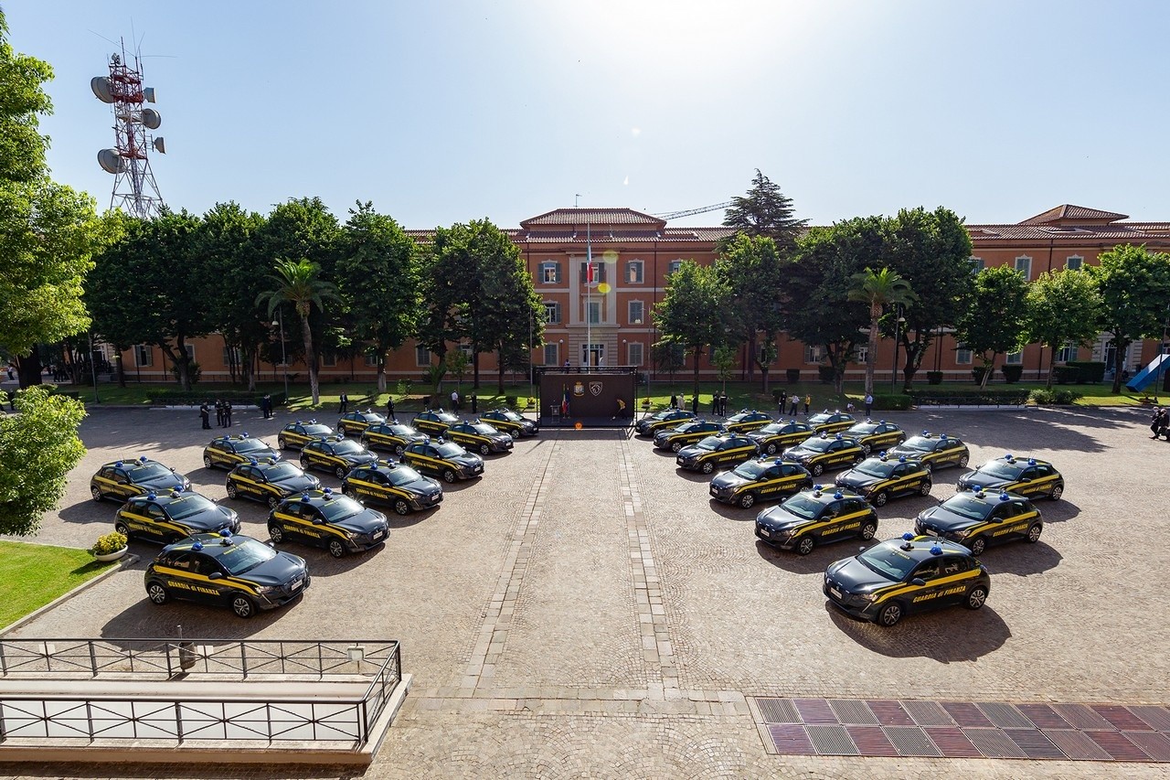 Peugeot e-208 consegnata alla Guardia di Finanza: le immagini