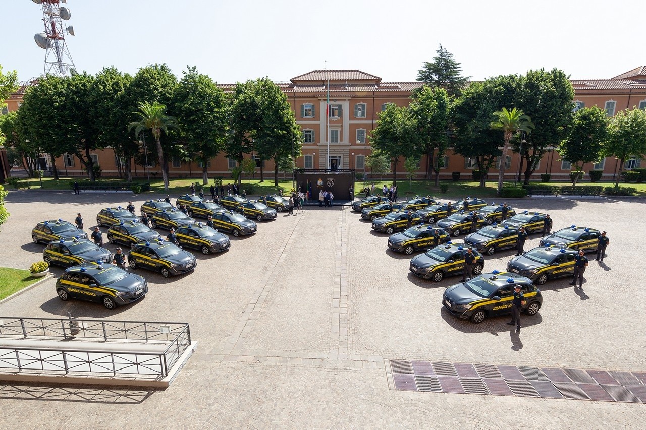 Peugeot e-208 consegnata alla Guardia di Finanza: le immagini