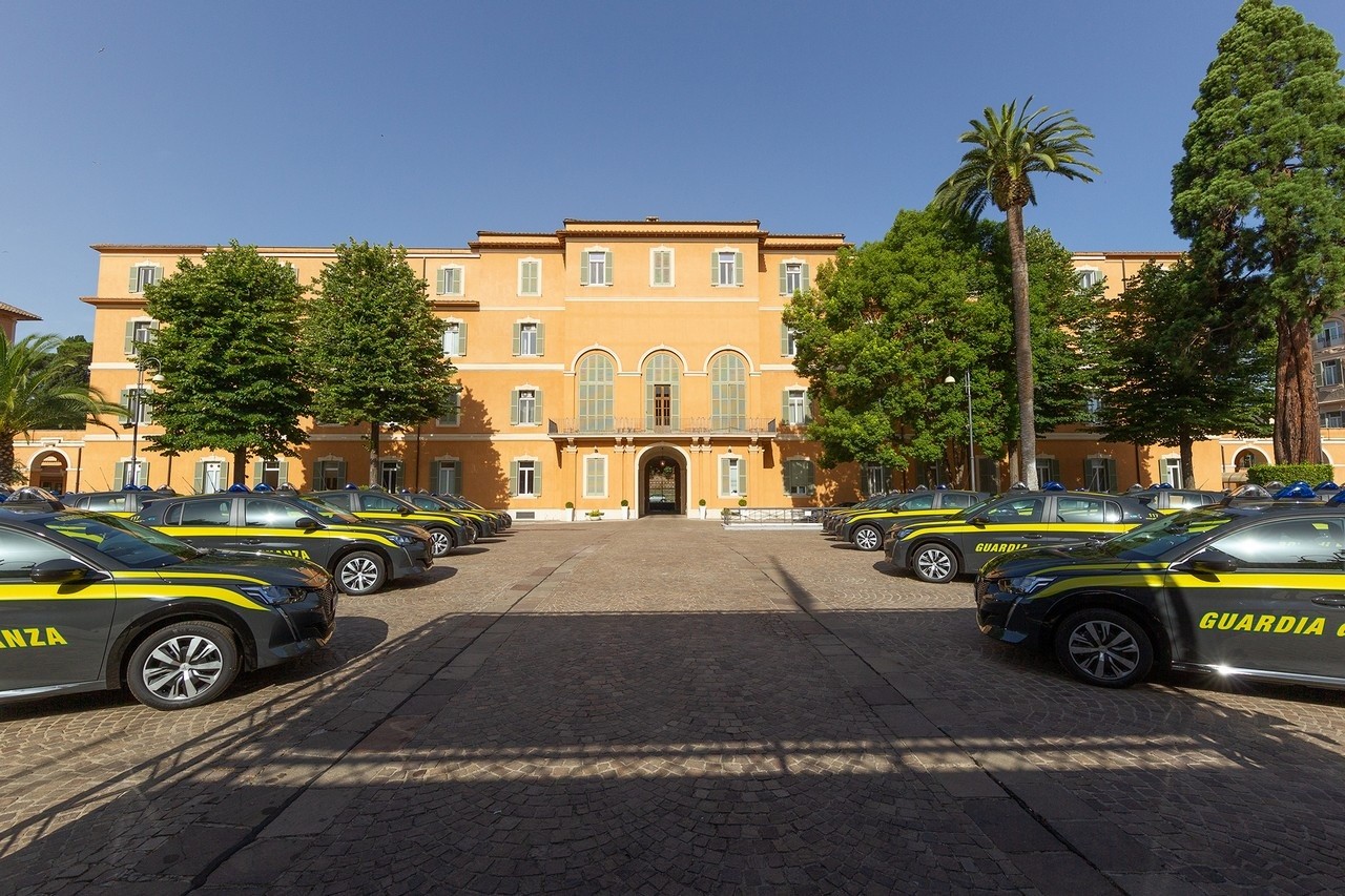 Peugeot e-208 consegnata alla Guardia di Finanza: le immagini