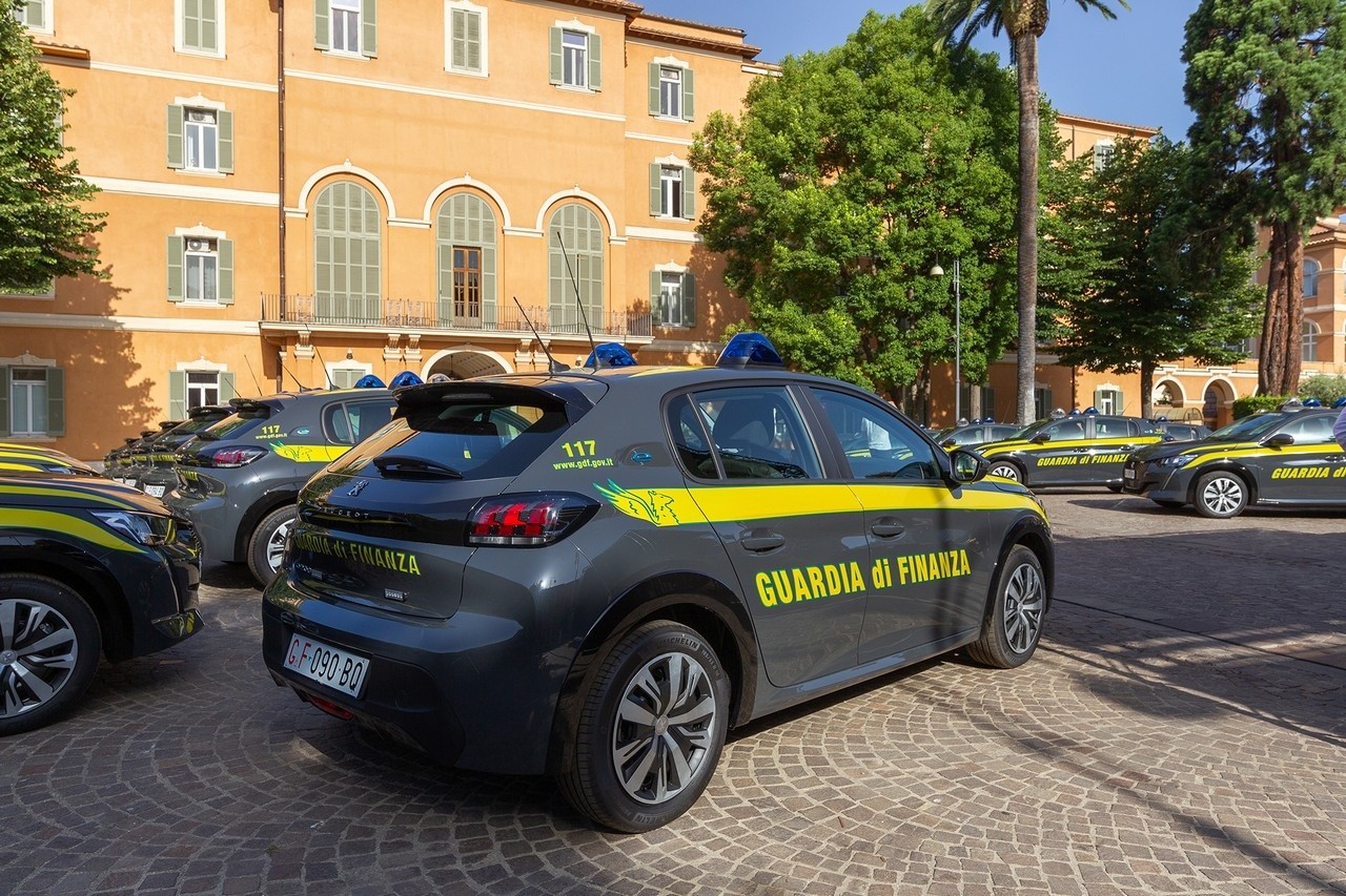 Peugeot e-208 consegnata alla Guardia di Finanza: le immagini