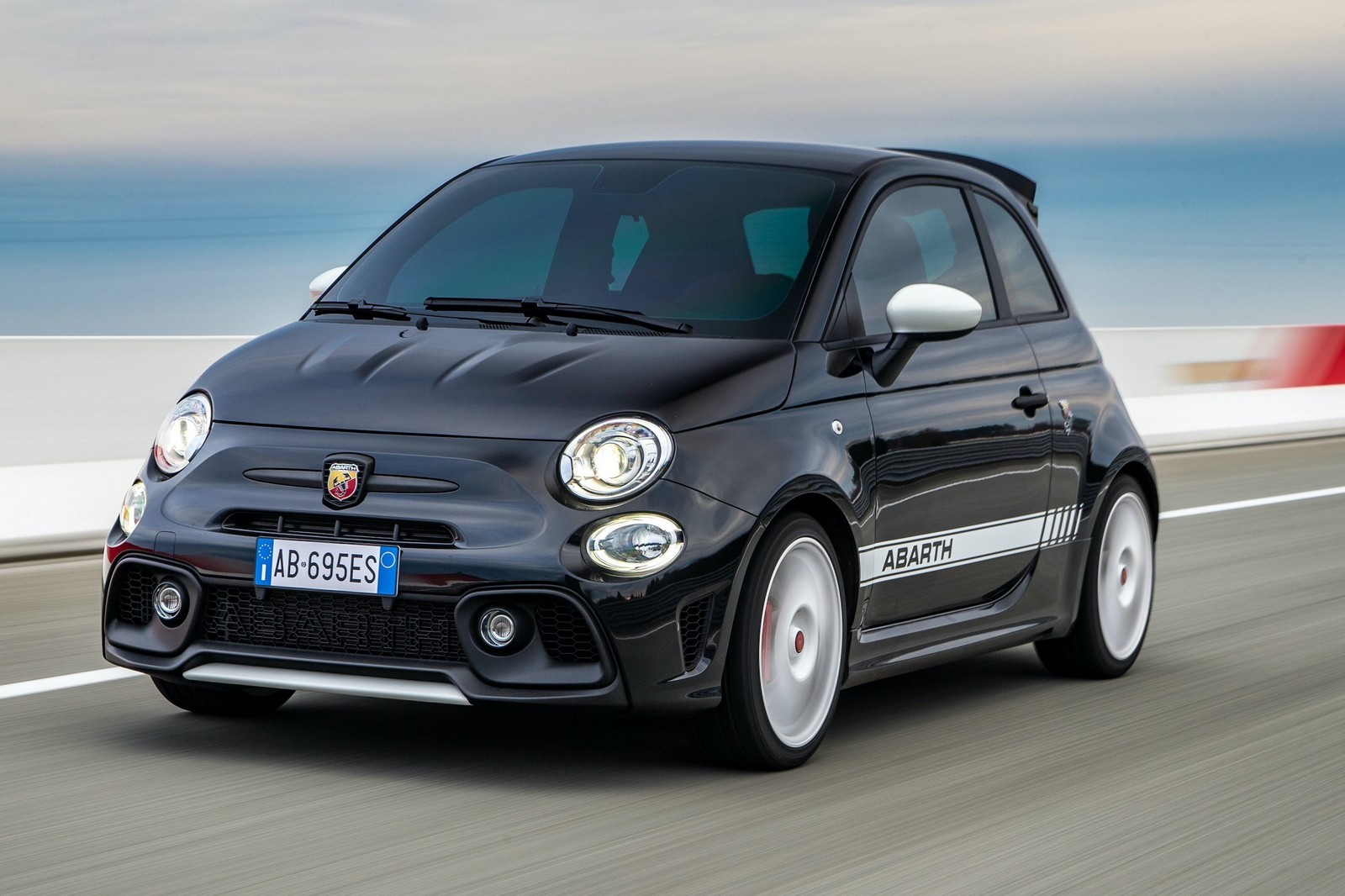 Nuova Abarth 695 Esseesse 2021: immagini ufficiali