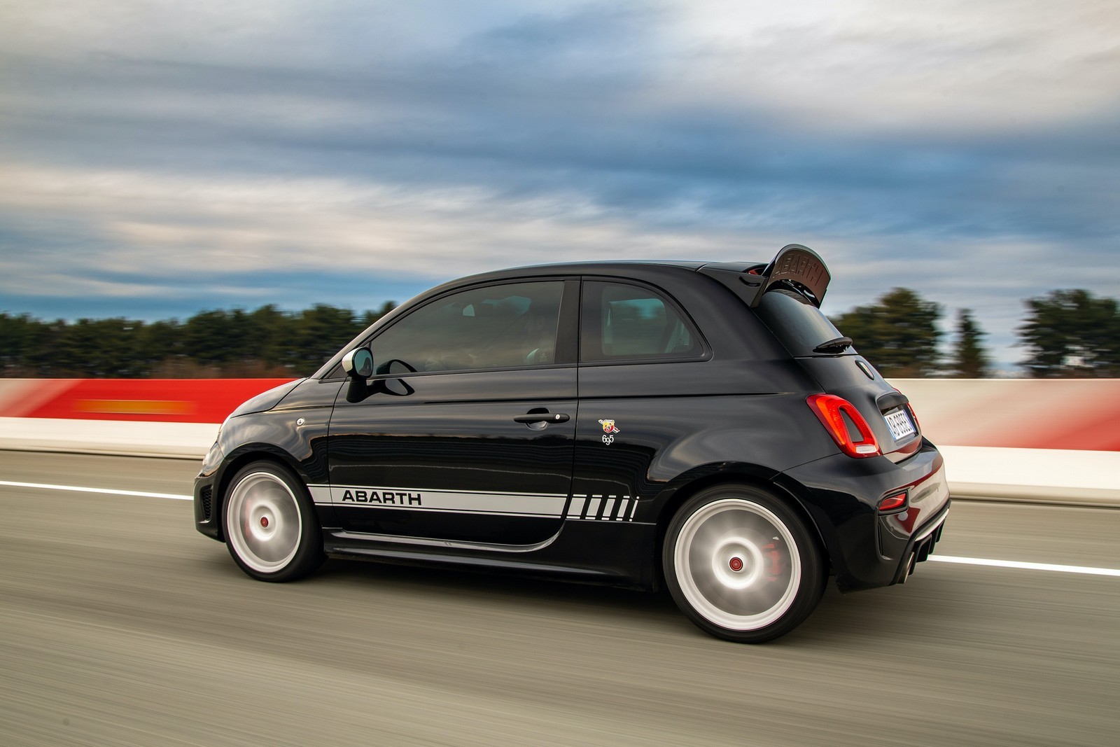 Nuova Abarth 695 Esseesse 2021: immagini ufficiali