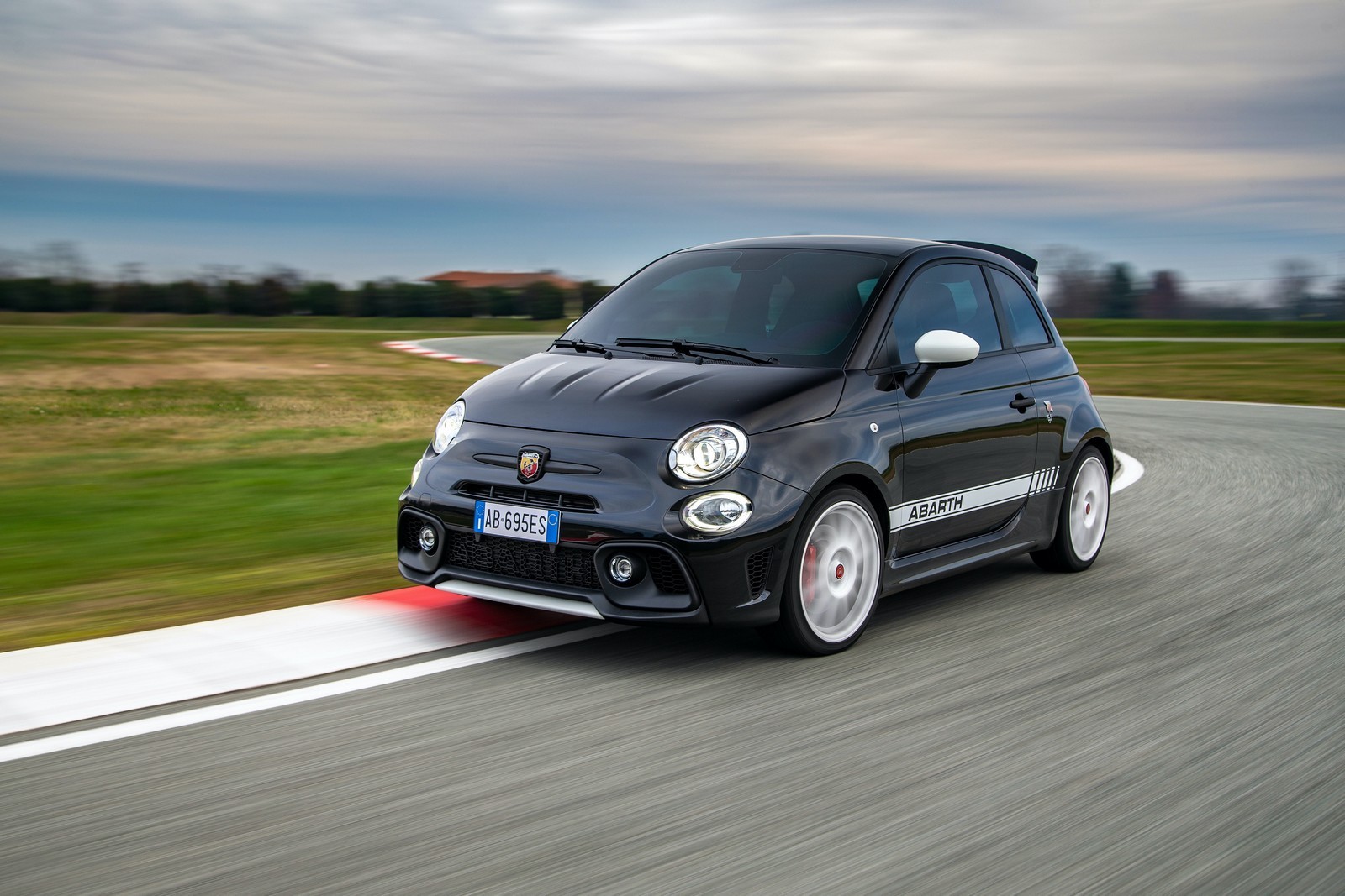 Nuova Abarth 695 Esseesse 2021: immagini ufficiali