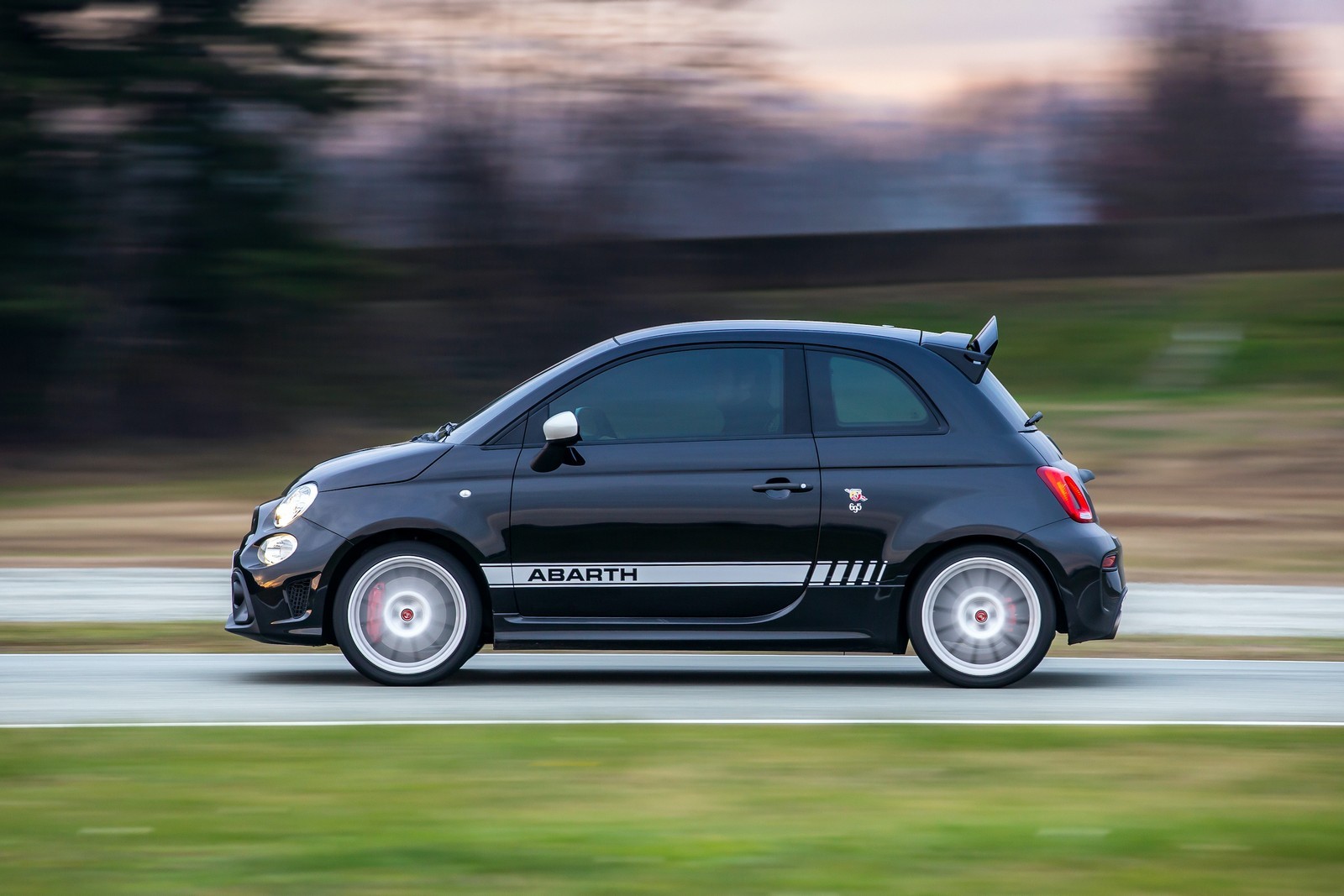 Nuova Abarth 695 Esseesse 2021: immagini ufficiali