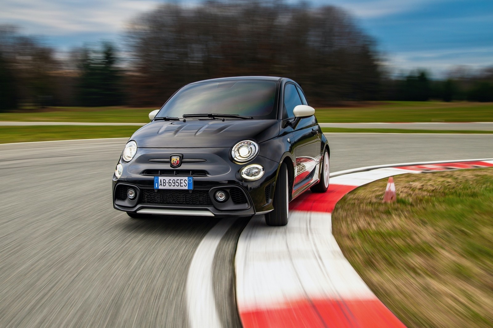 Nuova Abarth 695 Esseesse 2021: immagini ufficiali