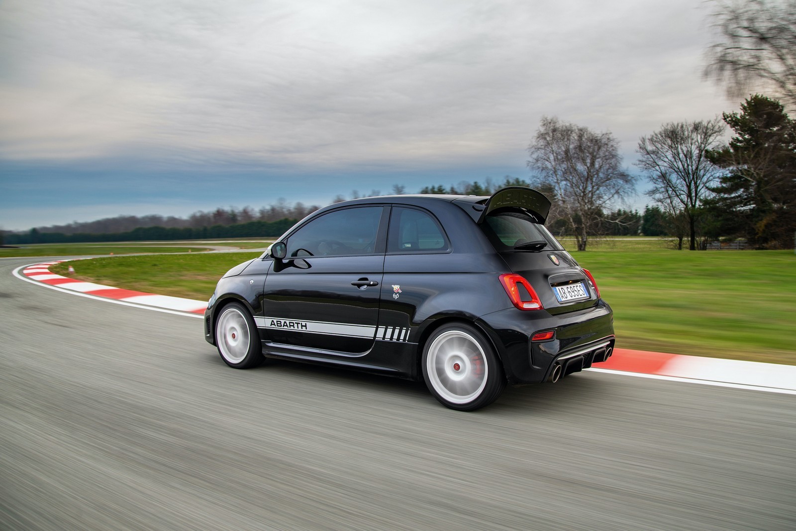 Nuova Abarth 695 Esseesse 2021: immagini ufficiali