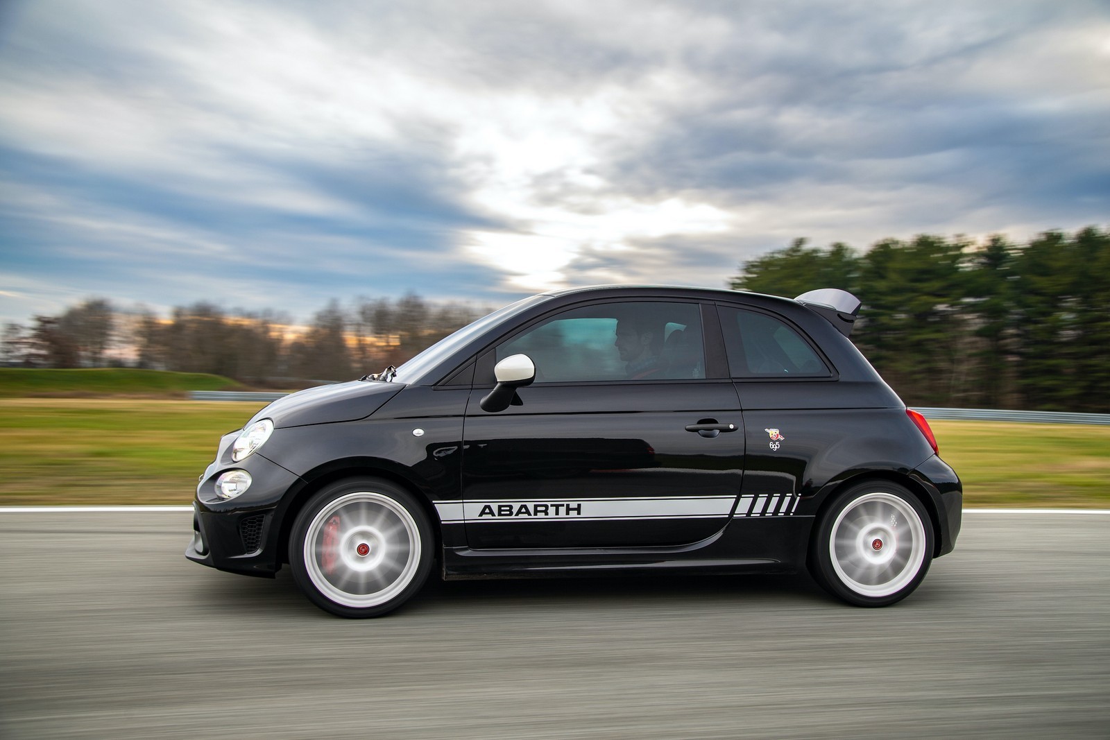 Nuova Abarth 695 Esseesse 2021: immagini ufficiali