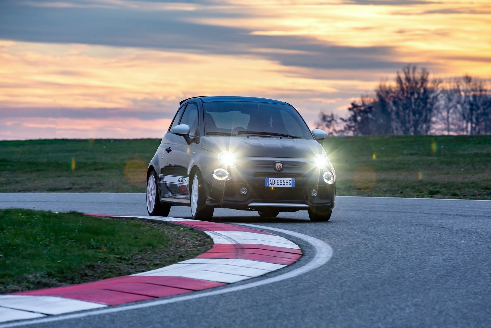 Nuova Abarth 695 Esseesse 2021: immagini ufficiali