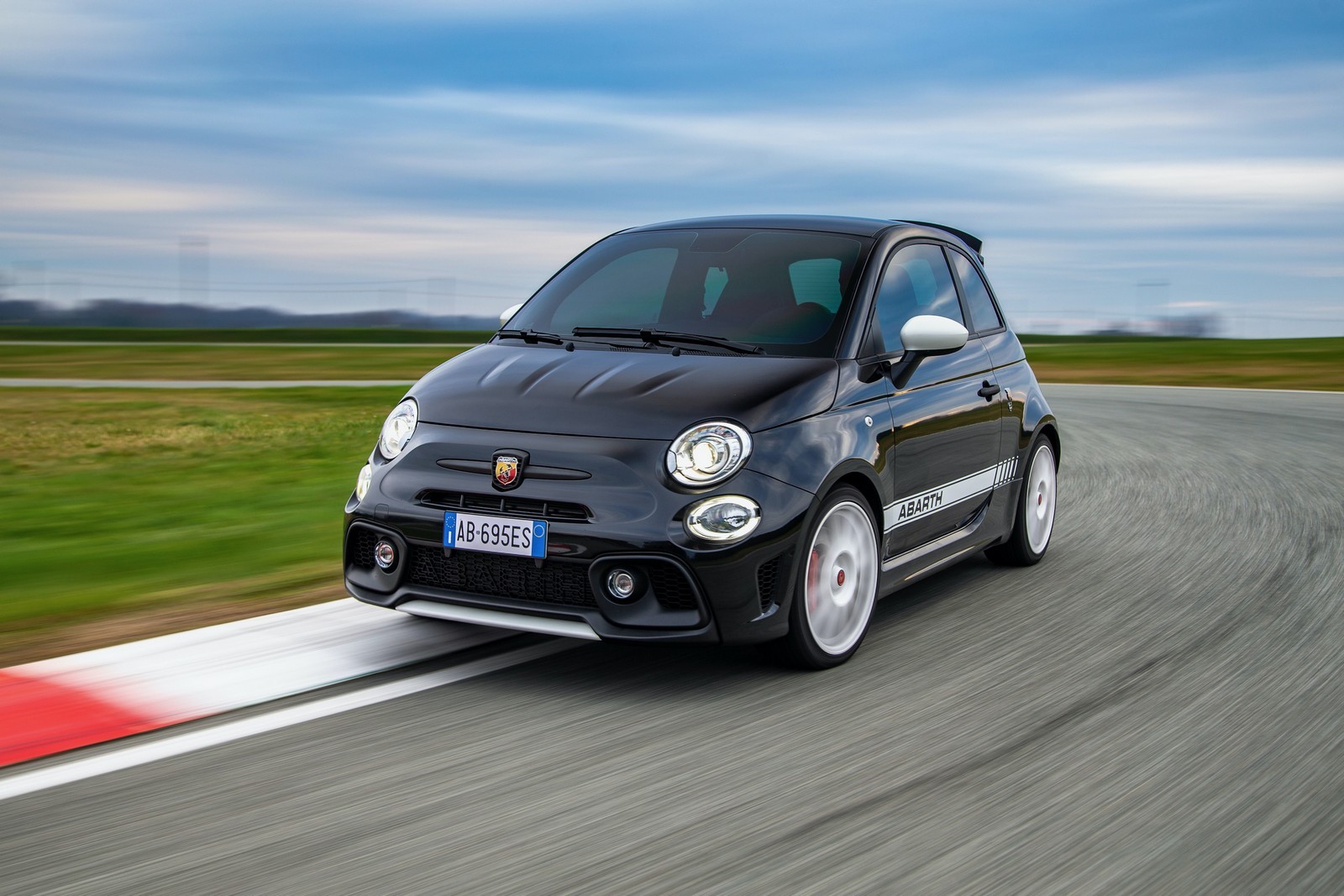 Nuova Abarth 695 Esseesse 2021: immagini ufficiali