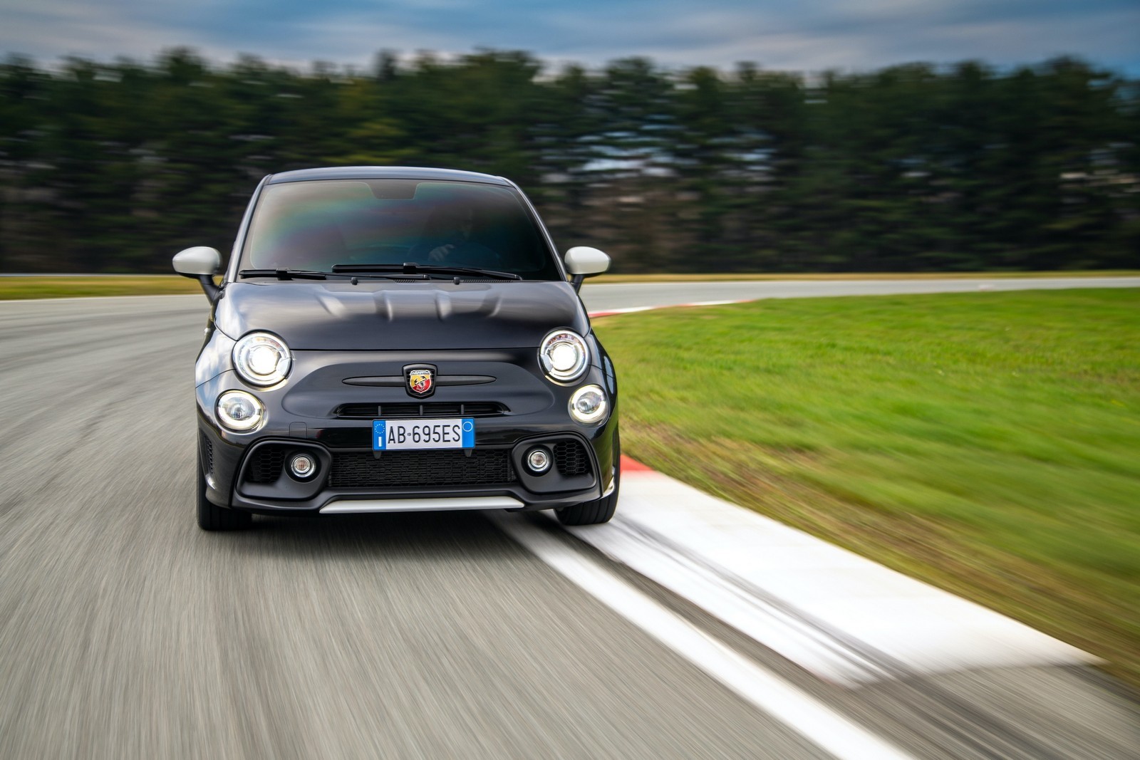 Nuova Abarth 695 Esseesse 2021: immagini ufficiali