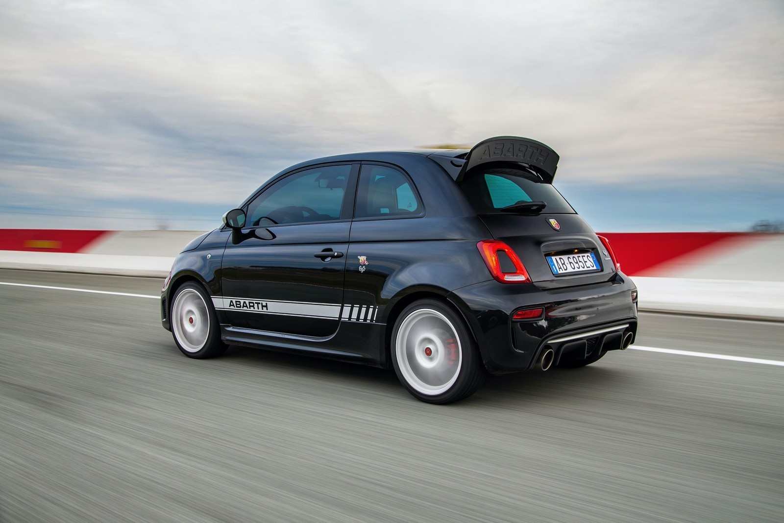 Nuova Abarth 695 Esseesse 2021: immagini ufficiali