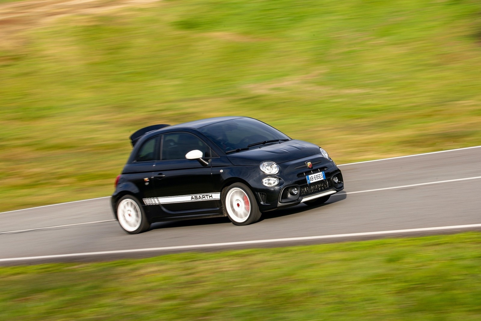 Nuova Abarth 695 Esseesse 2021: immagini ufficiali