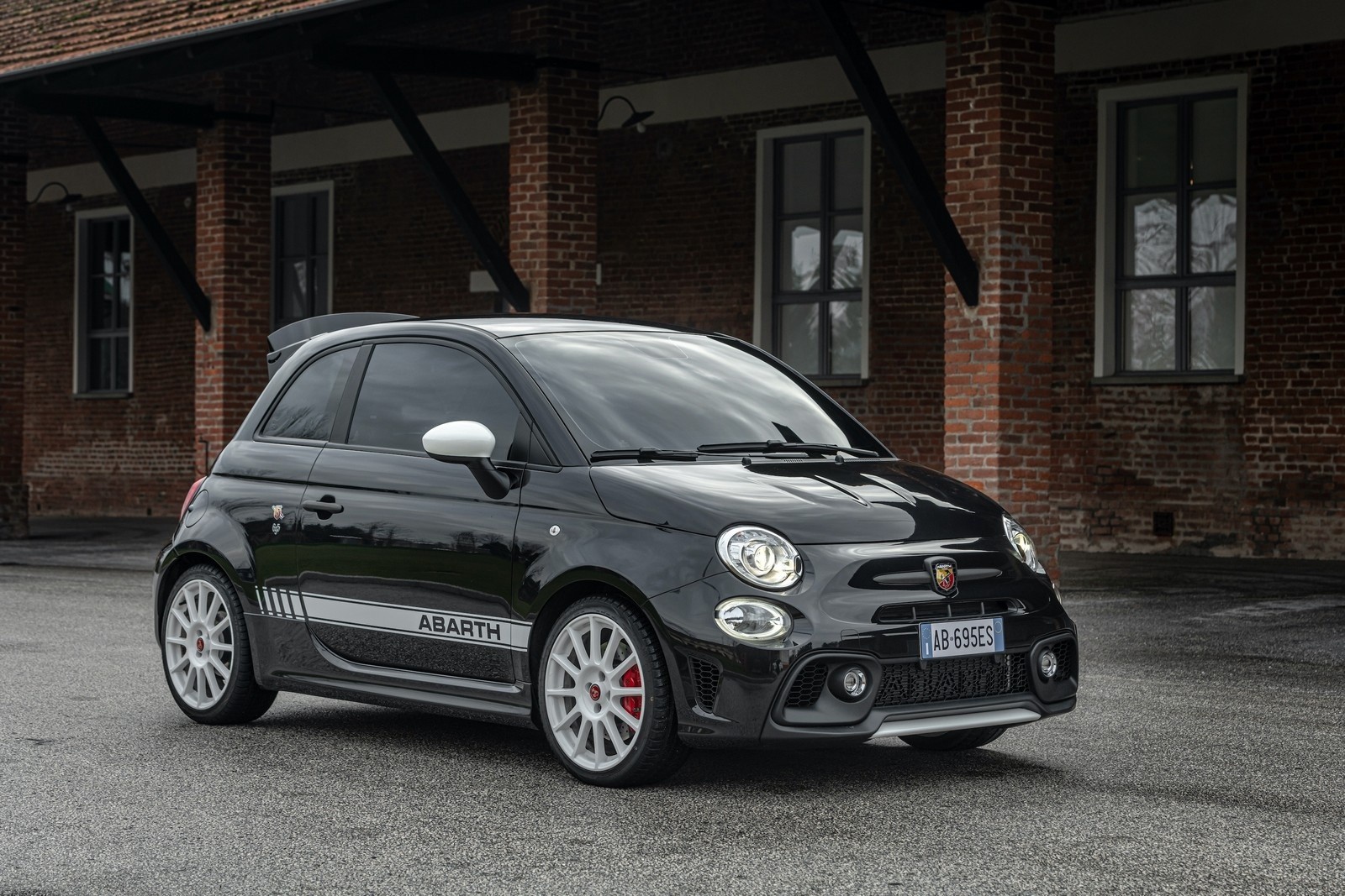 Nuova Abarth 695 Esseesse 2021: immagini ufficiali