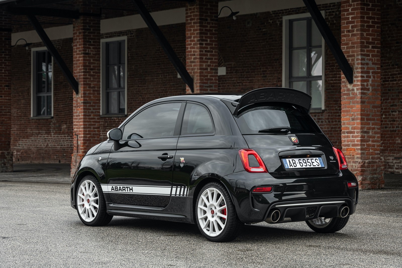 Nuova Abarth 695 Esseesse 2021: immagini ufficiali