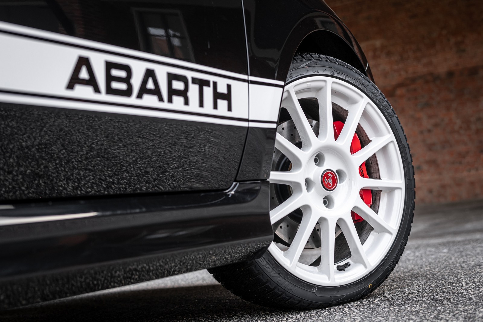 Nuova Abarth 695 Esseesse 2021: immagini ufficiali