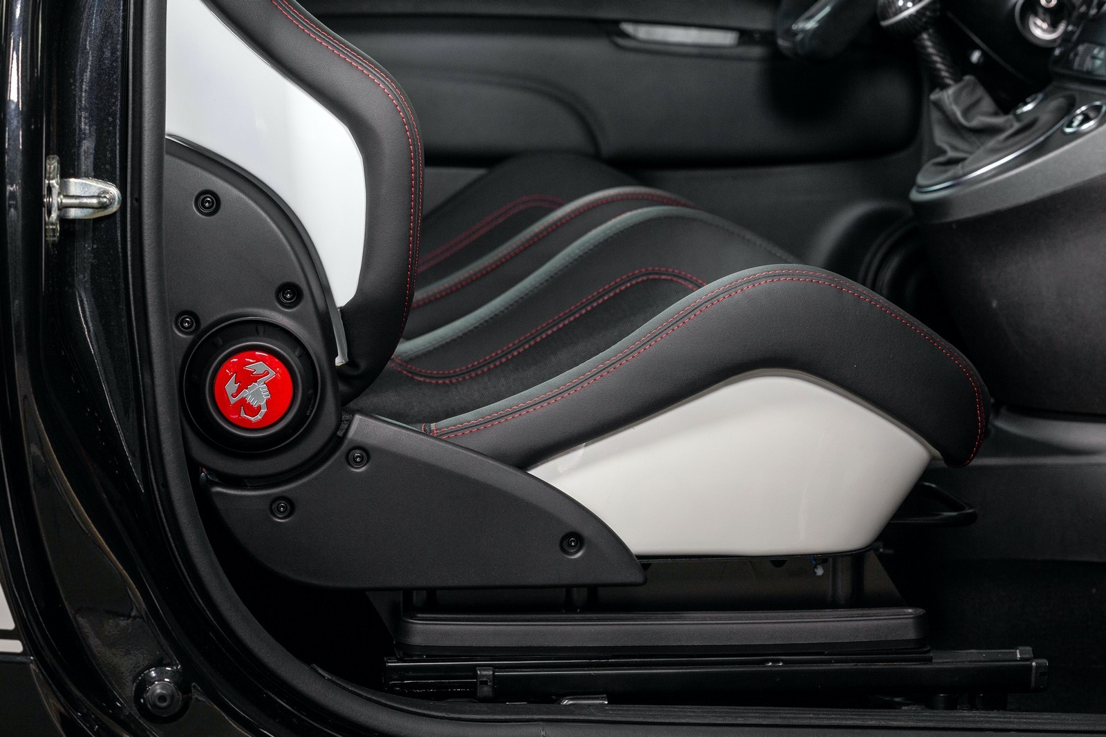 Nuova Abarth 695 Esseesse 2021: immagini ufficiali