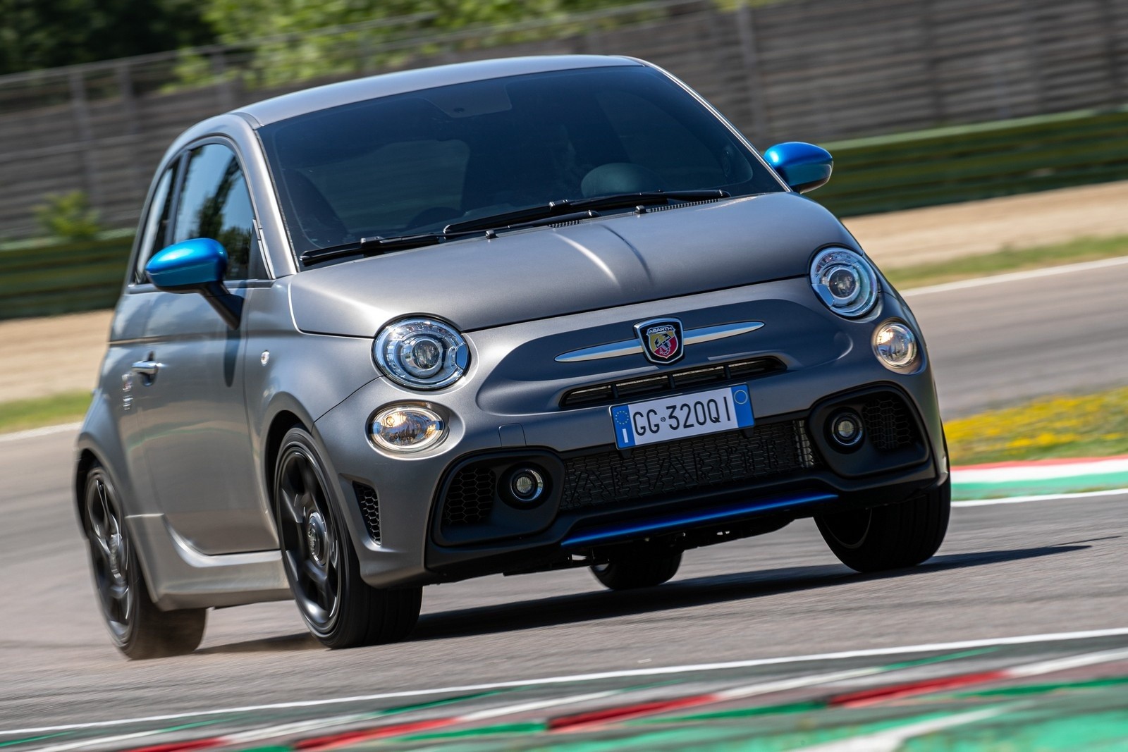 Nuova Abarth F595 2021: immagini ufficiali