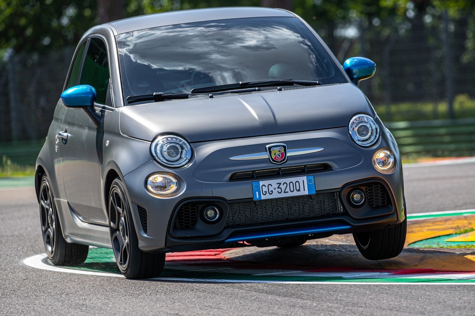 Nuova Abarth F595 2021: immagini ufficiali