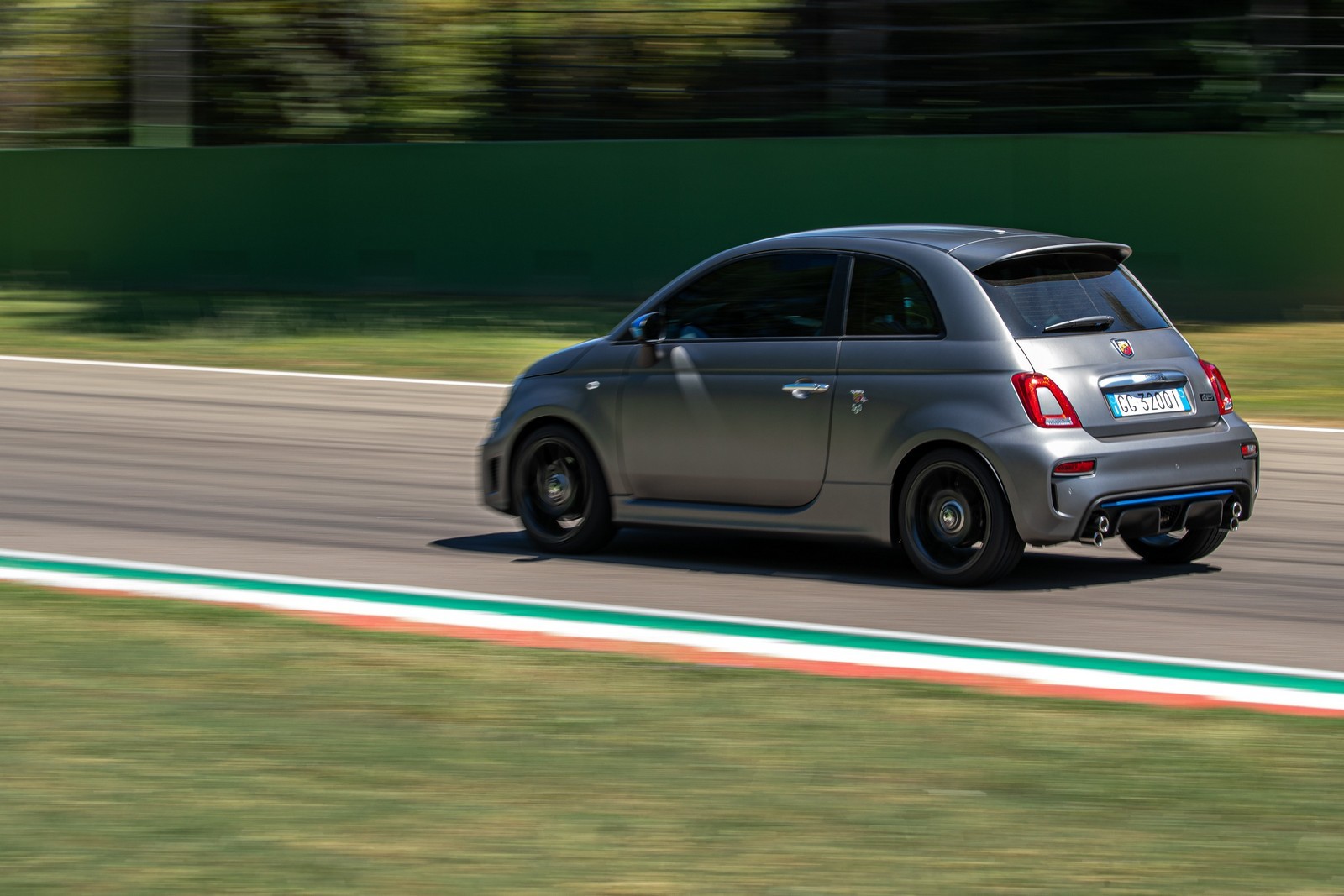 Nuova Abarth F595 2021: immagini ufficiali