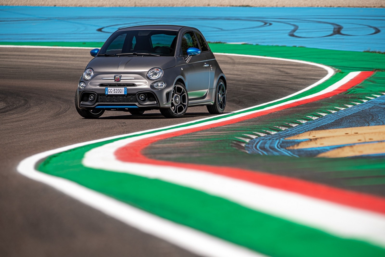 Nuova Abarth F595 2021: immagini ufficiali