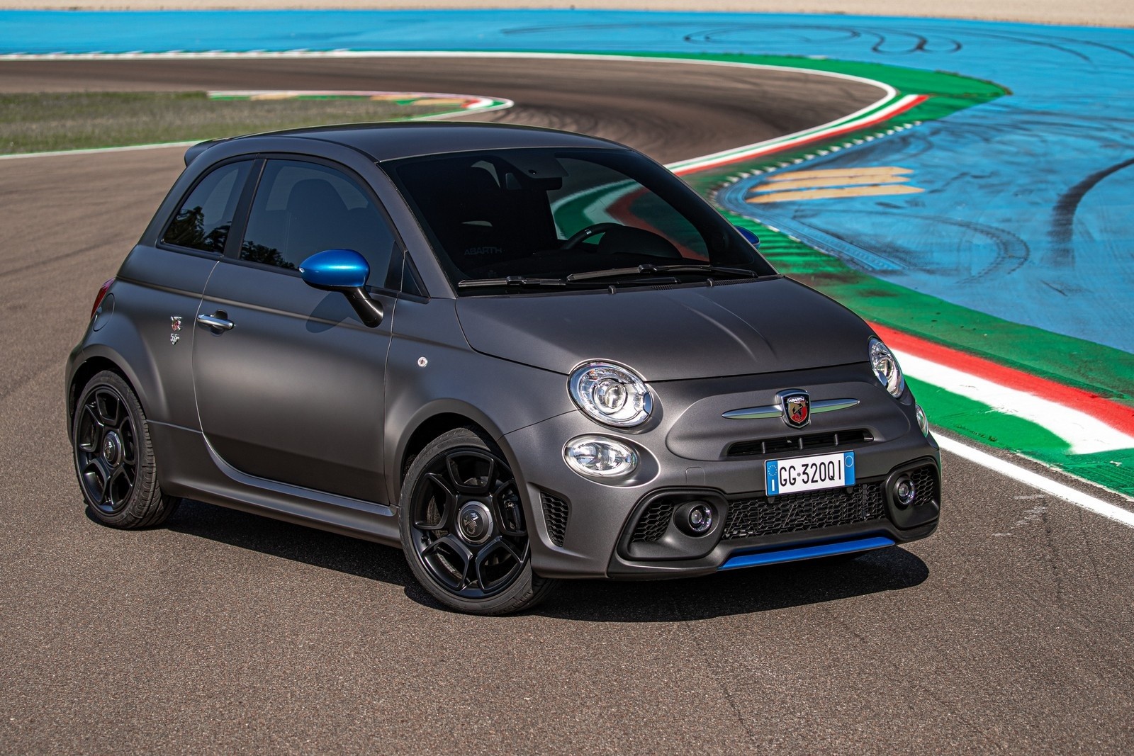 Nuova Abarth F595 2021: immagini ufficiali