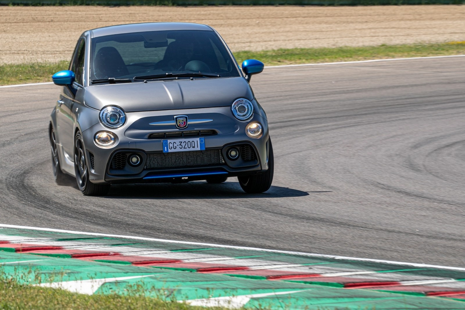 Nuova Abarth F595 2021: immagini ufficiali