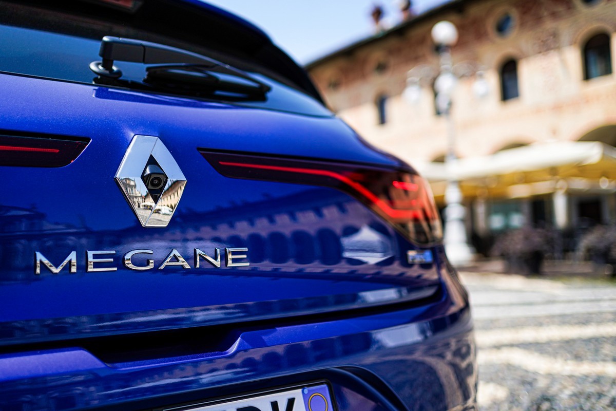 Renault Megane E-Tech Plug-in berlina: primo contatto