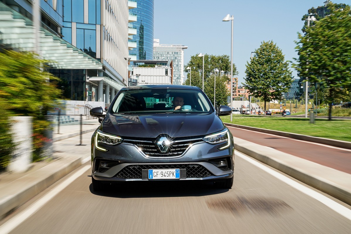 Renault Megane E-Tech Plug-in berlina: primo contatto