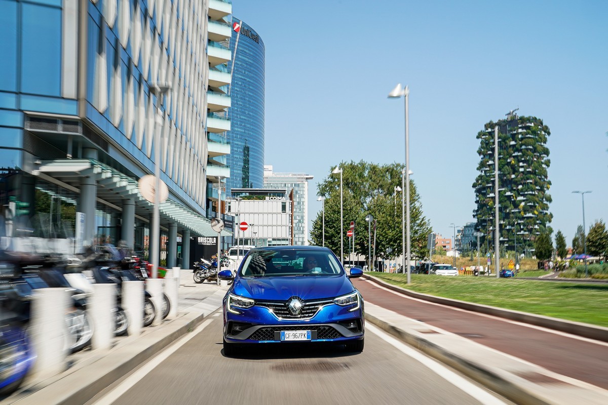 Renault Megane E-Tech Plug-in berlina: primo contatto