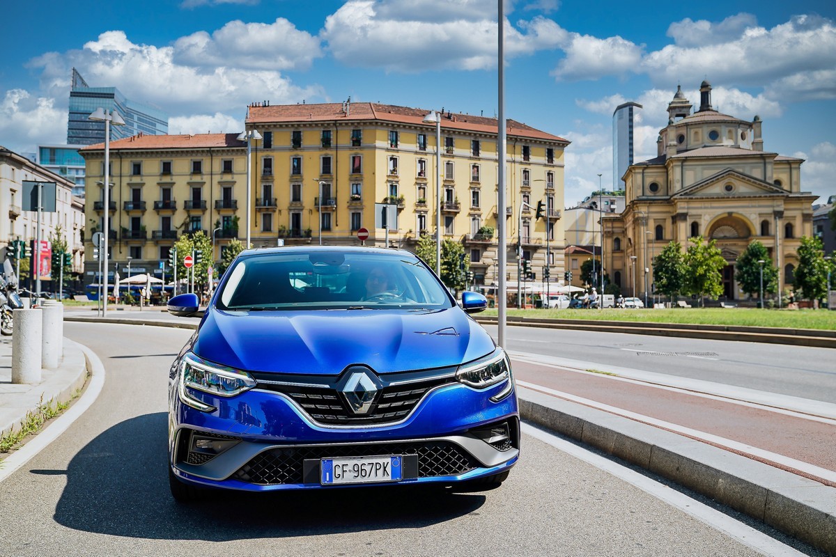 Renault Megane E-Tech Plug-in berlina: primo contatto