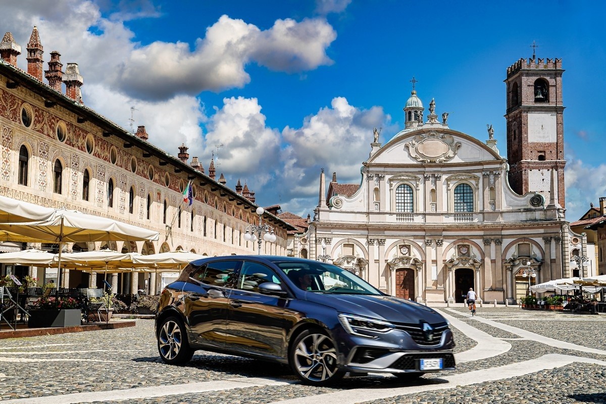 Renault Megane E-Tech Plug-in berlina: primo contatto