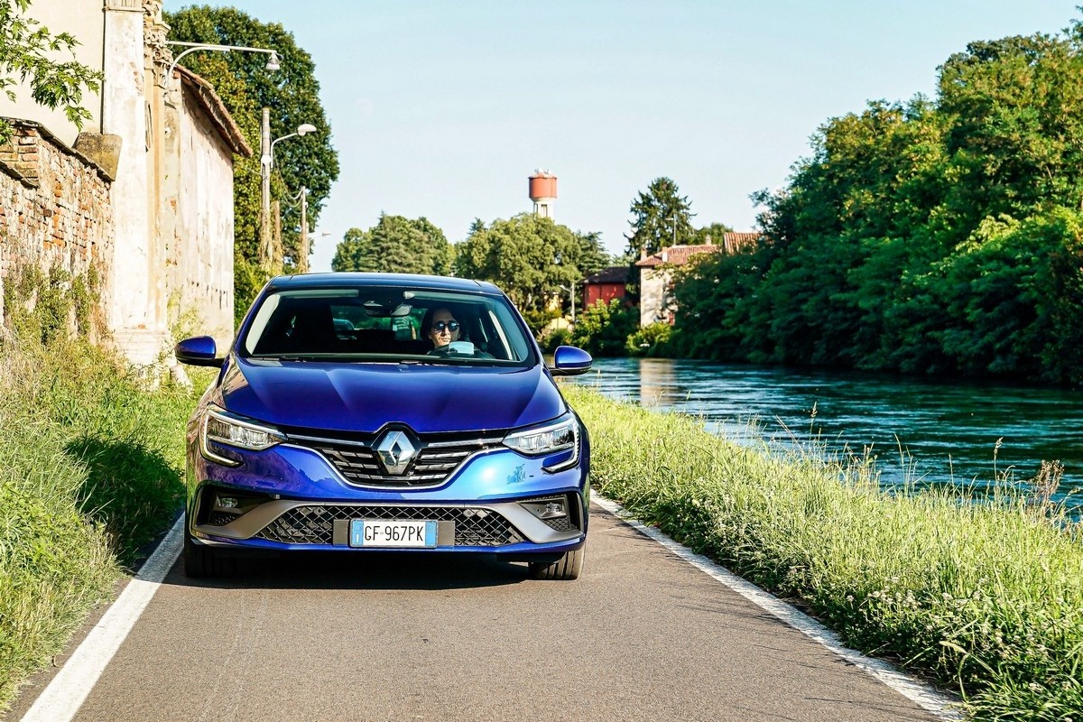 Renault Megane E-Tech Plug-in berlina: primo contatto