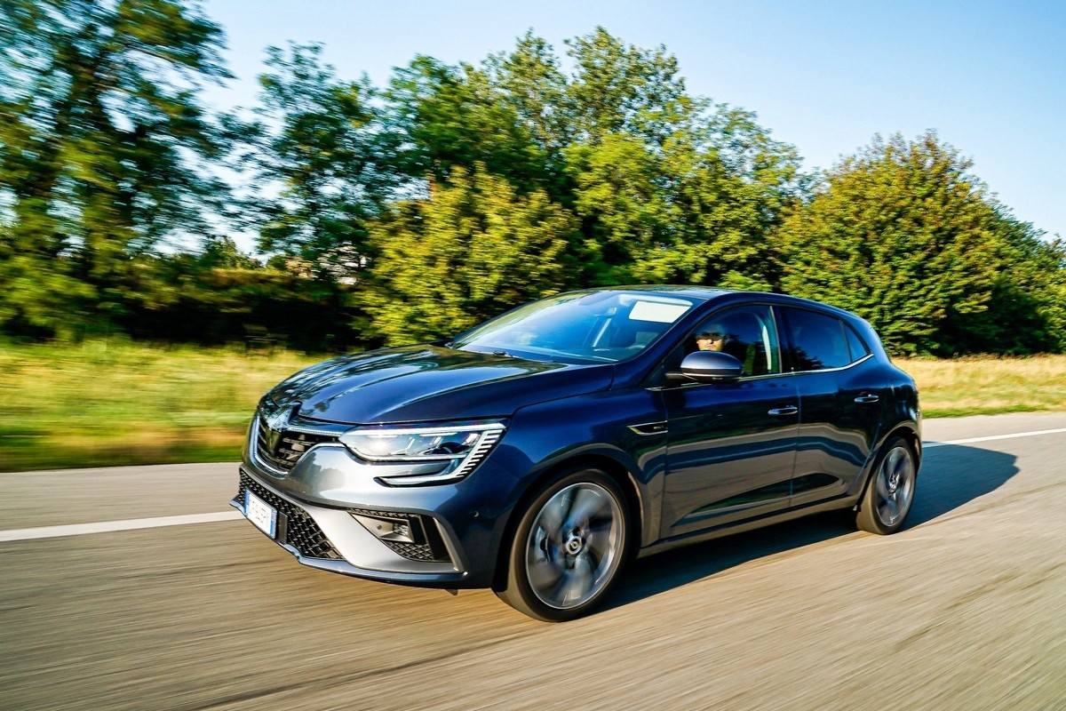 Renault Megane E-Tech Plug-in berlina: primo contatto